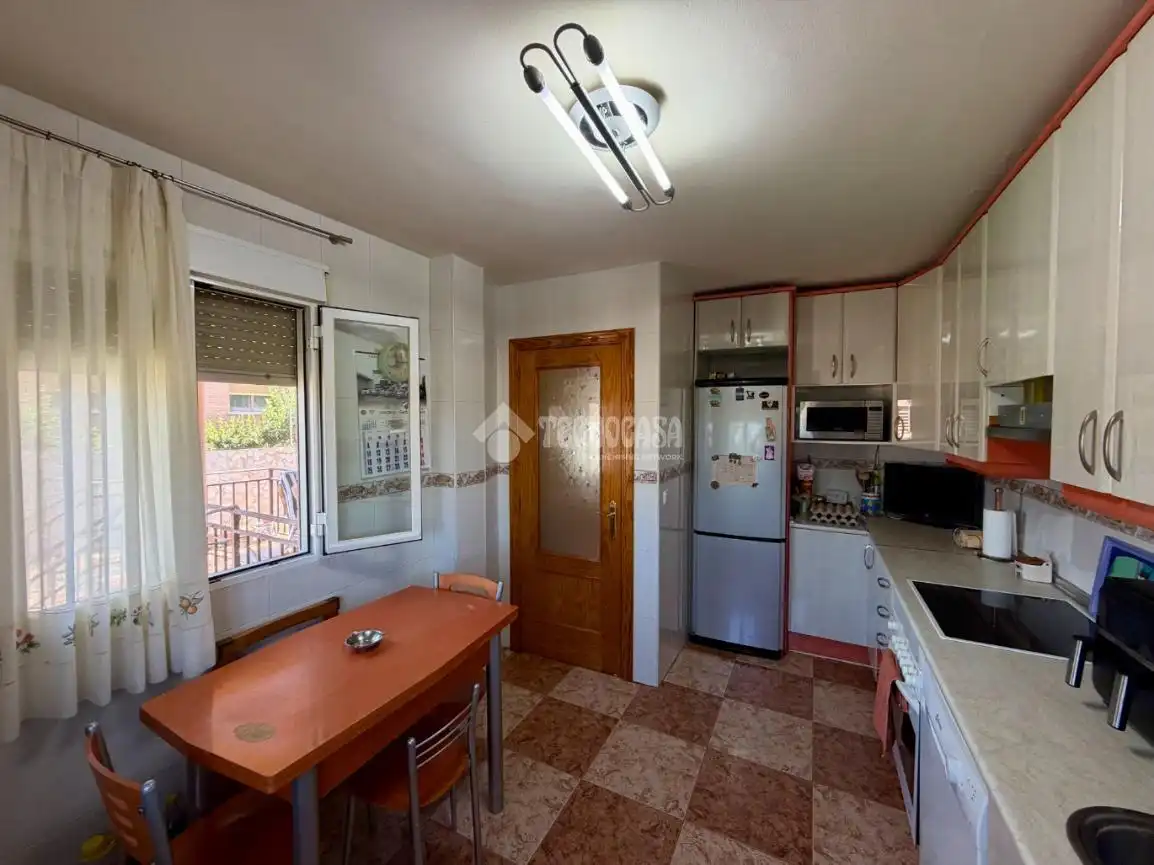 Cocina de Casa adosada en venta en Villanueva de la Torre con Jardín privado, Terraza y Balcón