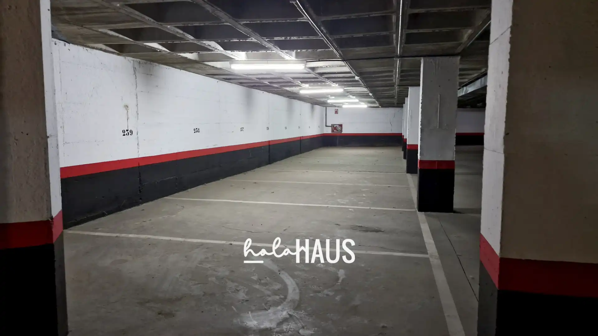 Parkplatz von Fabrikhallen zum Verkauf in Madrid