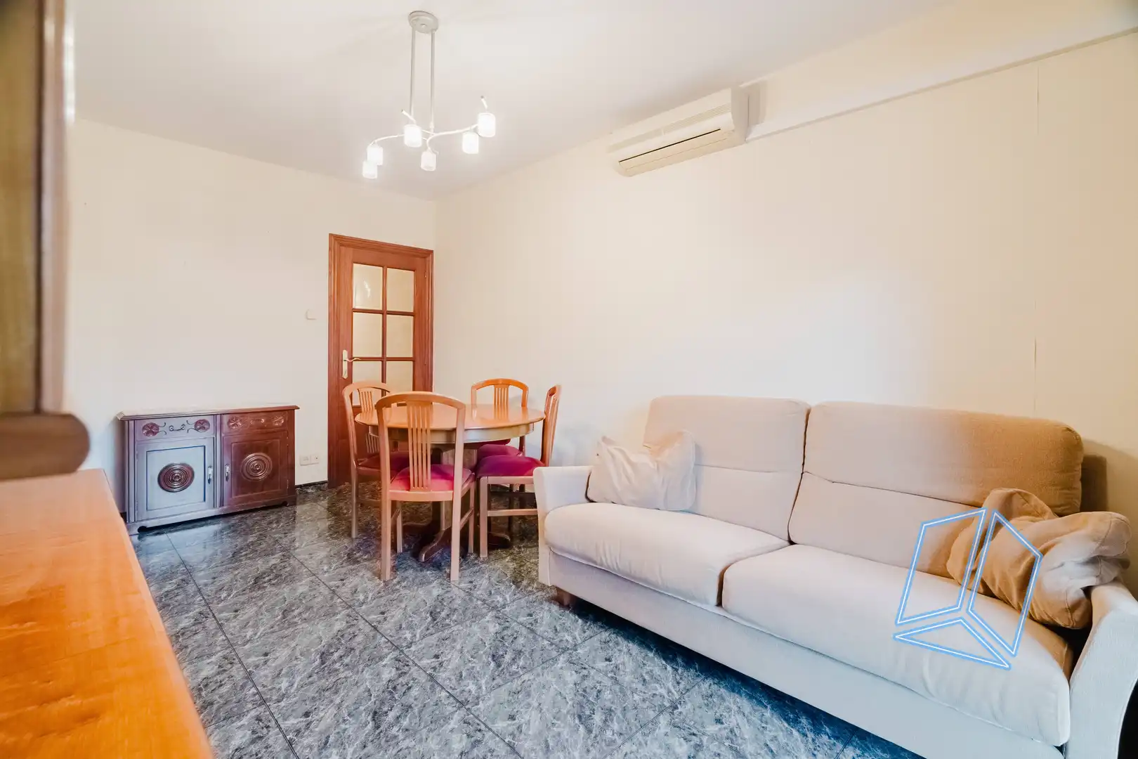 Sala de estar de Piso en venta en L'Hospitalet de Llobregat con Balcón