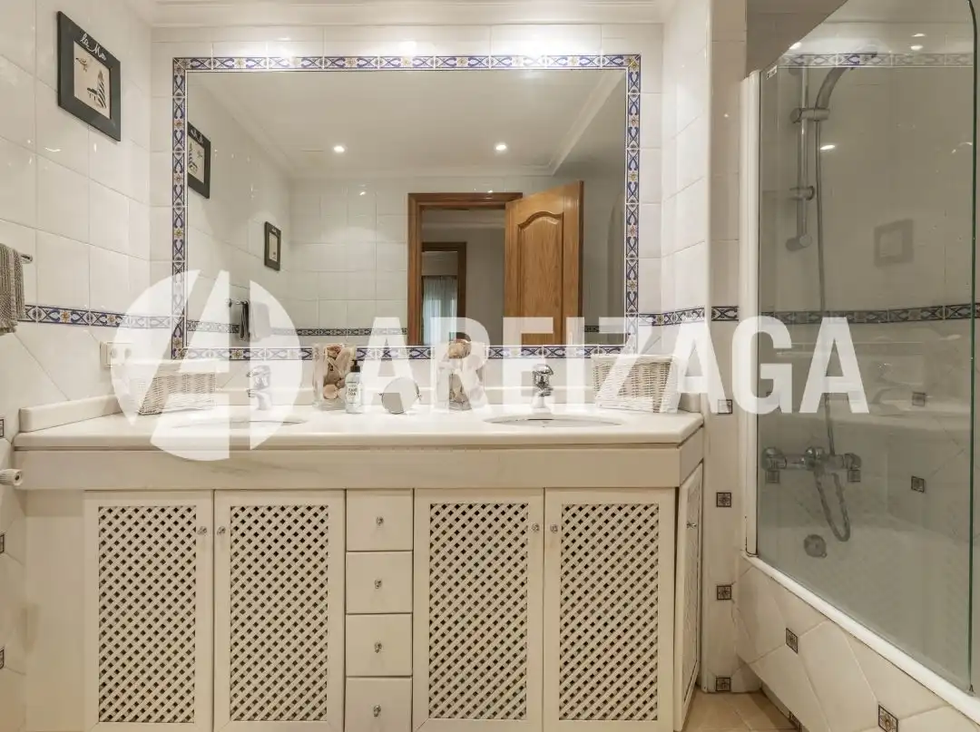 Bathroom of Flat for sale in Donostia - San Sebastián   with Heating, Terrace and Storage room