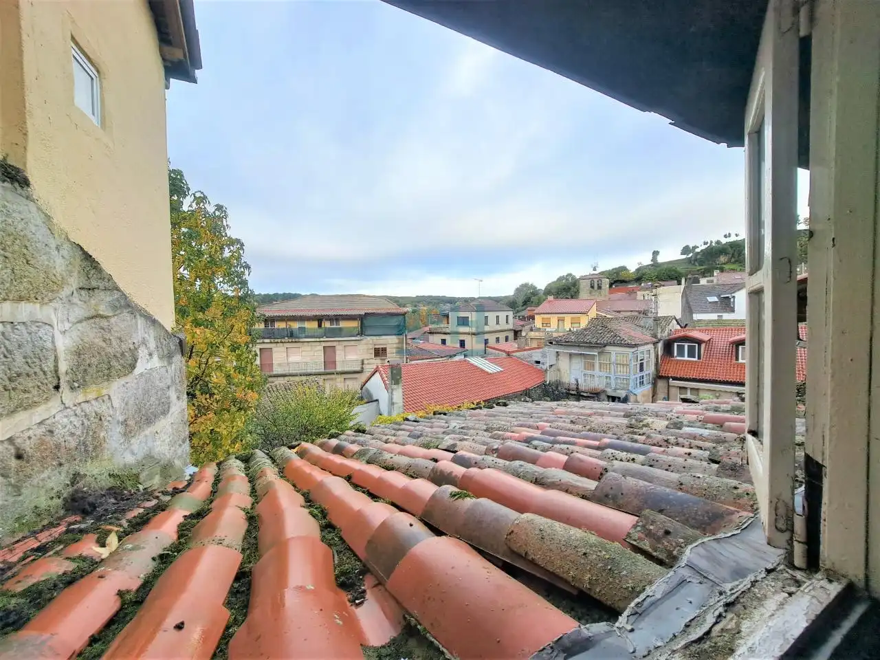Vista exterior de Casa o xalet en venda en Allariz amb Moblat i Balcó