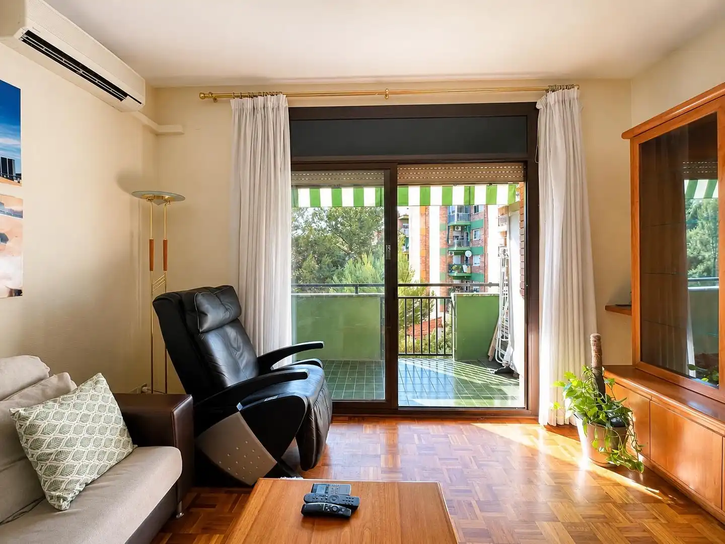 Wohnzimmer von Wohnung zum Verkauf in Esplugues de Llobregat mit Klimaanlage, Parkett und Terrasse