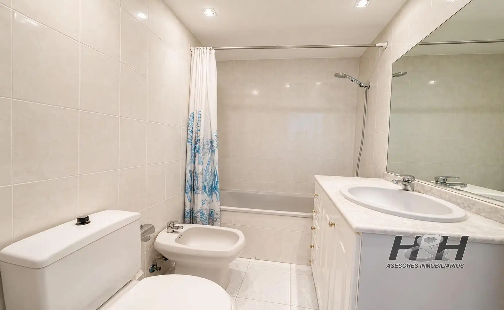 Bathroom of Flat for sale in Burjassot  with Air Conditioner, Heating and Balcony