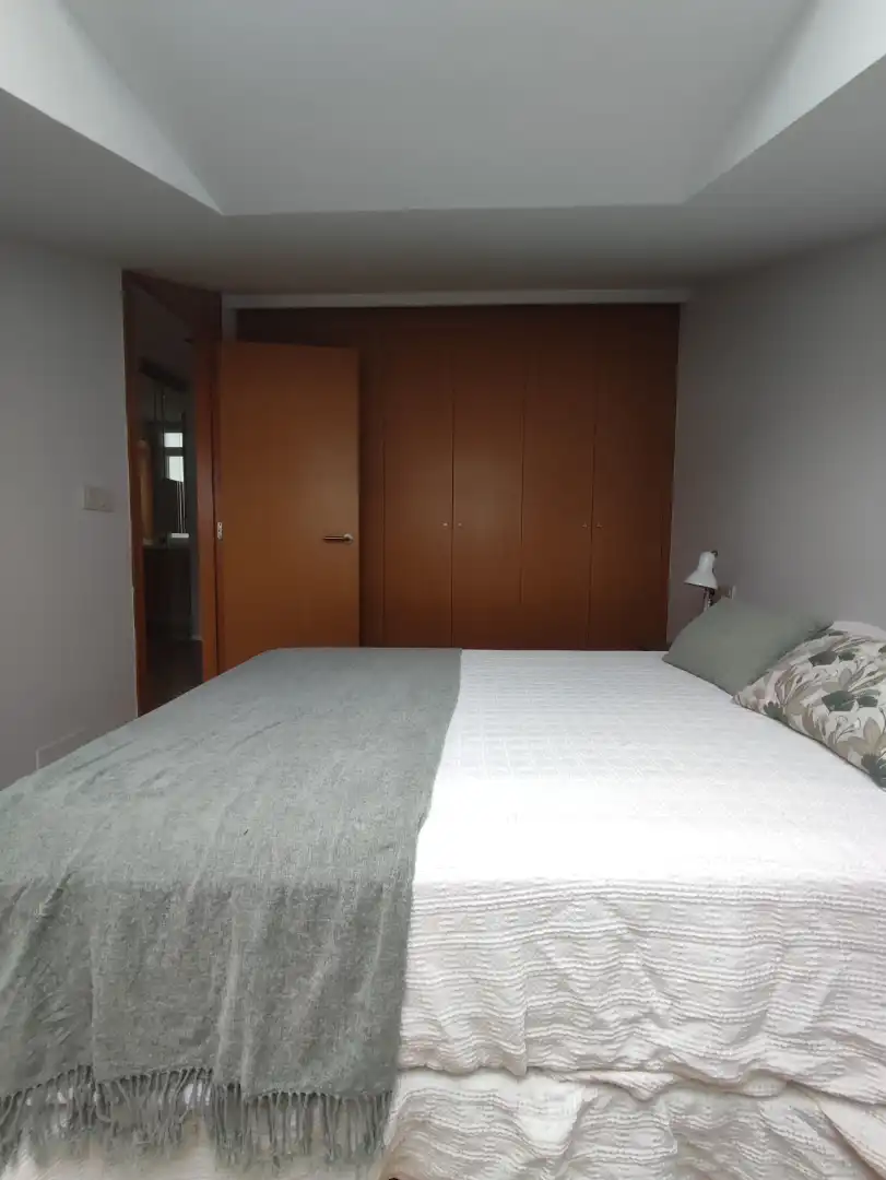 Schlafzimmer von Wohnungen zur Miete in A Coruña Capital  mit Heizung, Parkett und Möbliert