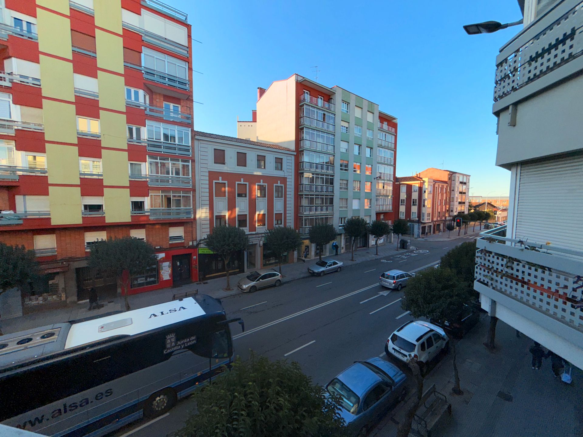 Vista exterior de Pis en venda en León Capital  amb Parquet, Terrassa i Moblat
