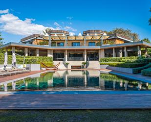 Vista exterior de Casa o xalet en venda en Marbella amb Aire condicionat, Calefacció i Jardí privat