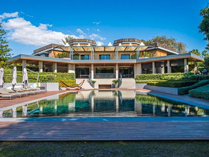Vista exterior de Casa o xalet en venda en Marbella amb Aire condicionat, Calefacció i Jardí privat