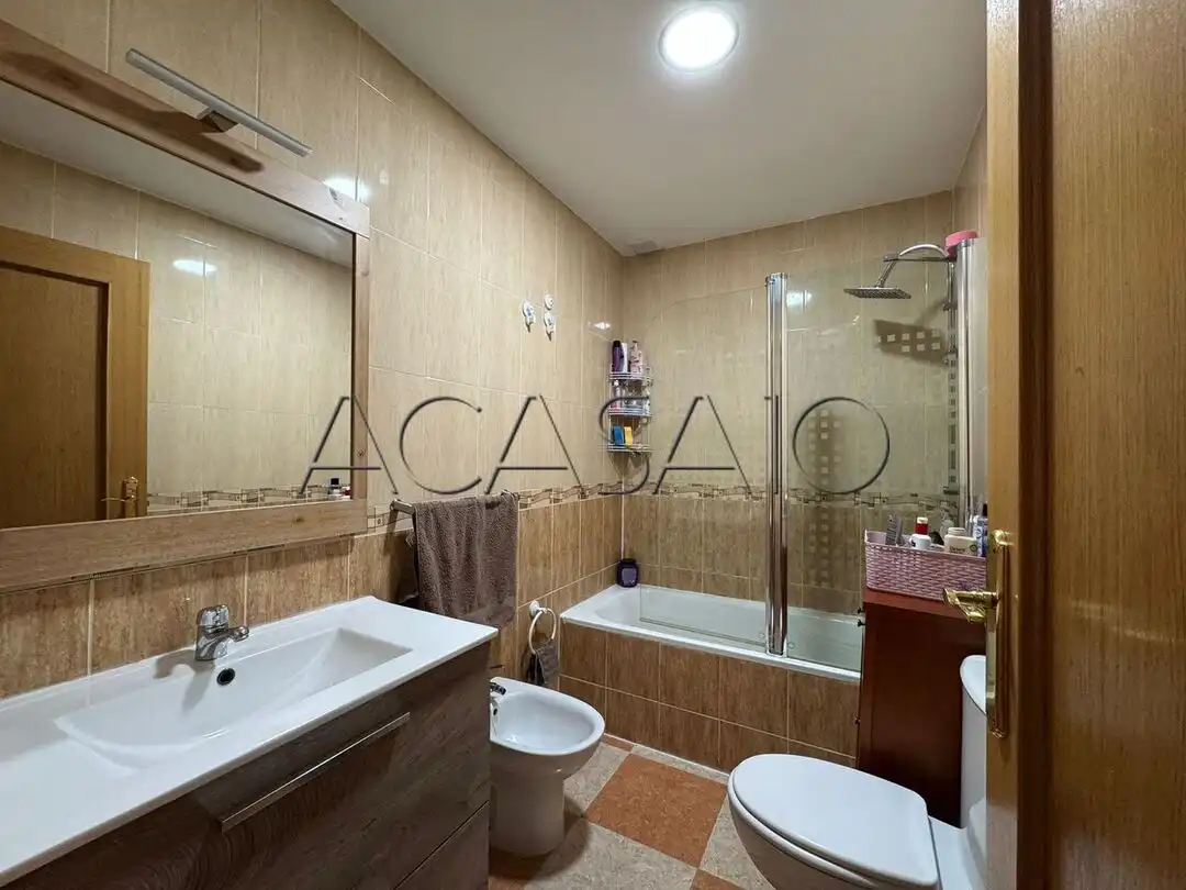 Badezimmer von Wohnung zum Verkauf in Borox mit Klimaanlage, Heizung und Abstellraum