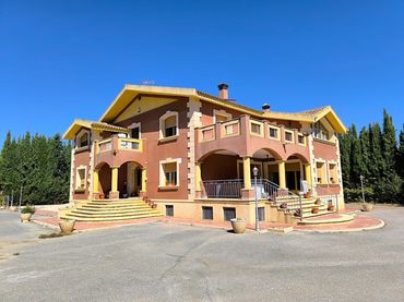 Casa amb balcó en venda a Yecla