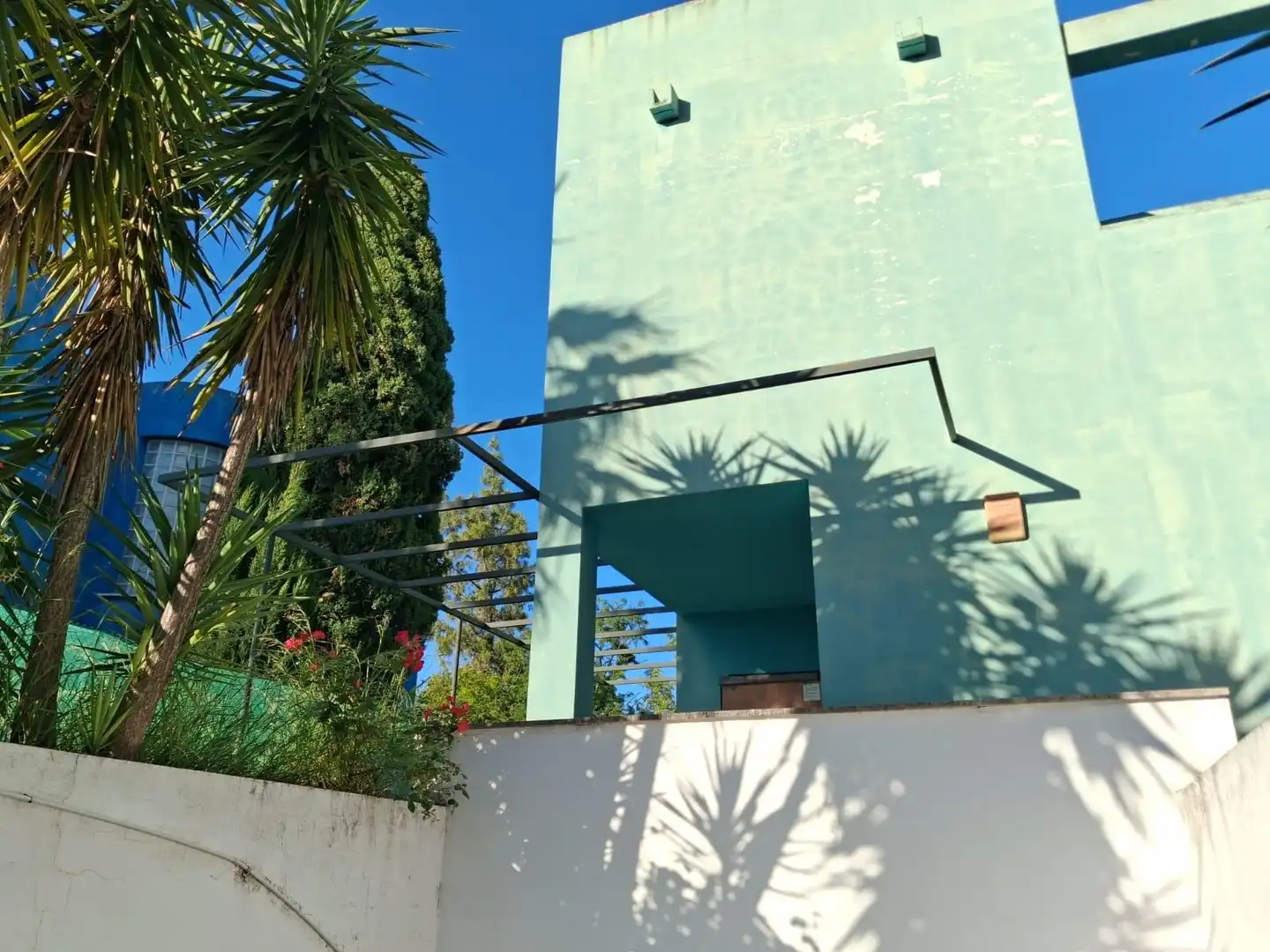 Vista exterior de Casa o chalet en venta en Espartinas con Jardín privado, Balcón y Piscina comunitaria