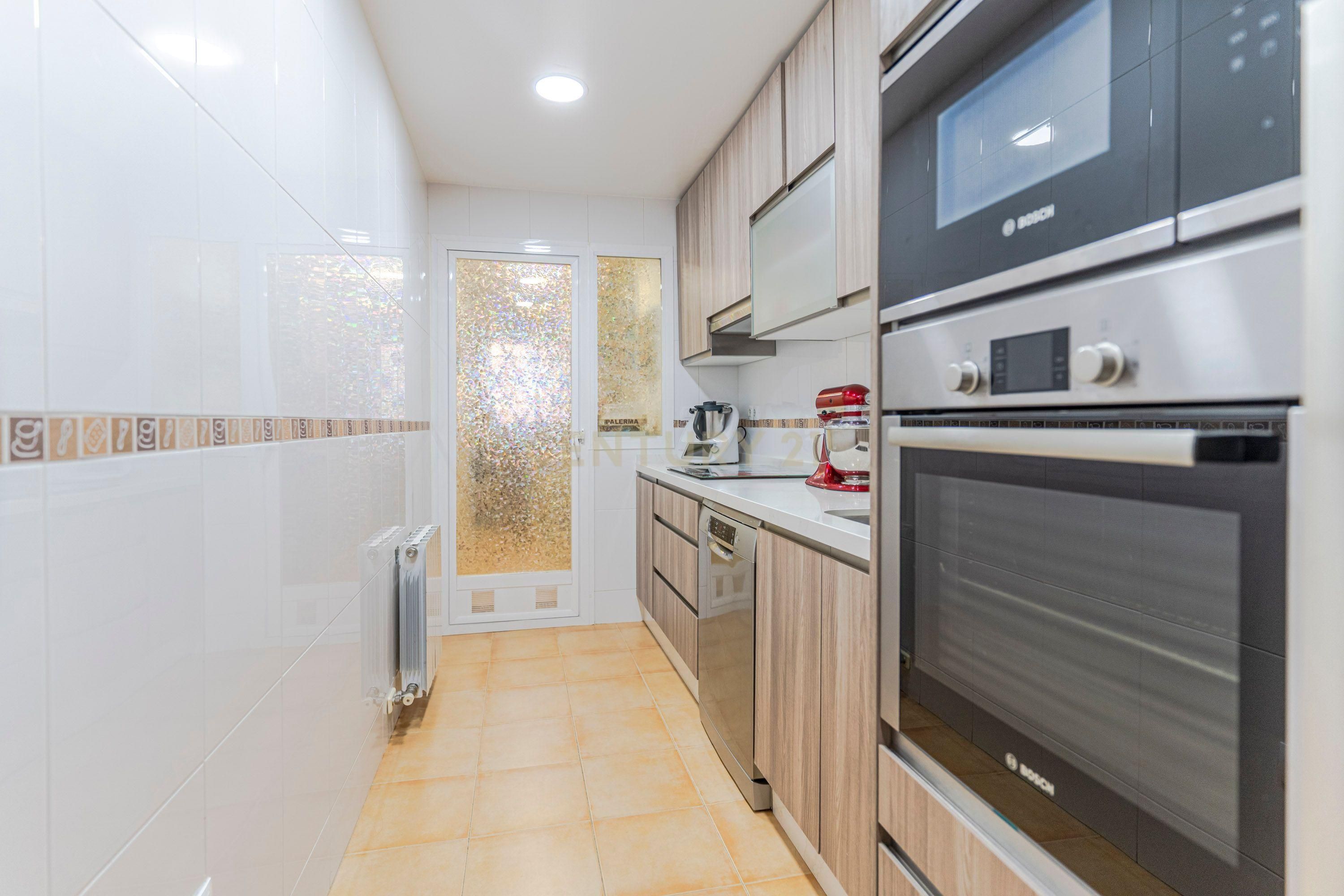 Kitchen of Flat for sale in Pinos Puente  with Air Conditioner and Storage room