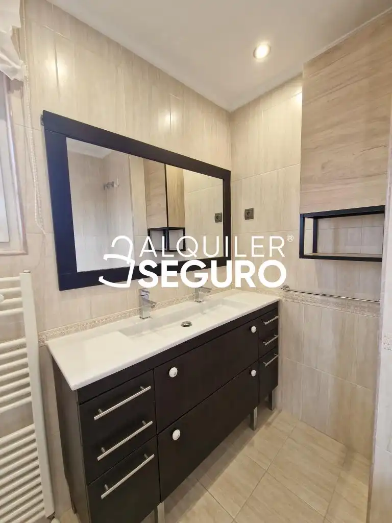 Baño de Piso de alquiler en Getxo  con Calefacción, Terraza y Trastero