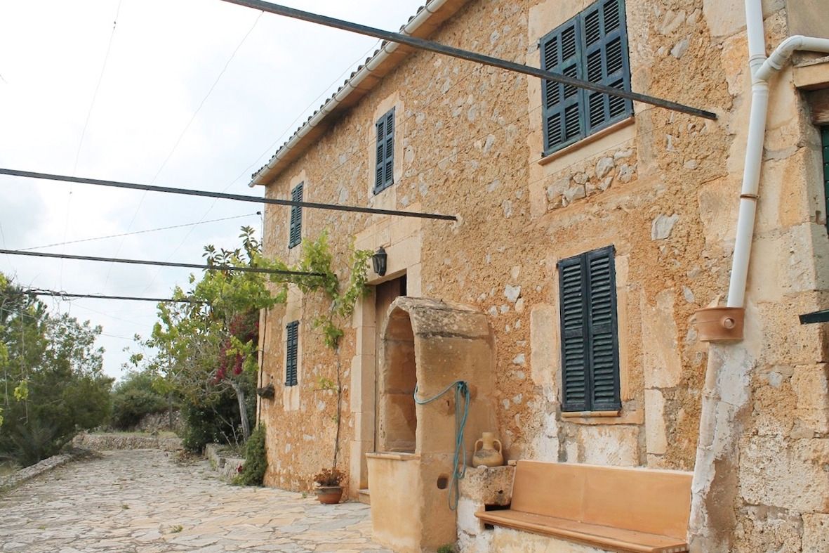 Vista exterior de Finca rústica en venda en Sant Llorenç des Cardassar amb Jardí privat i Moblat