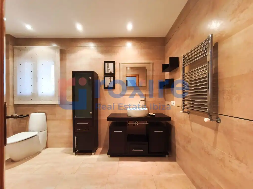 Bany de Casa o xalet en venda en Sant Josep de sa Talaia amb Aire condicionat, Jardí privat i Terrassa