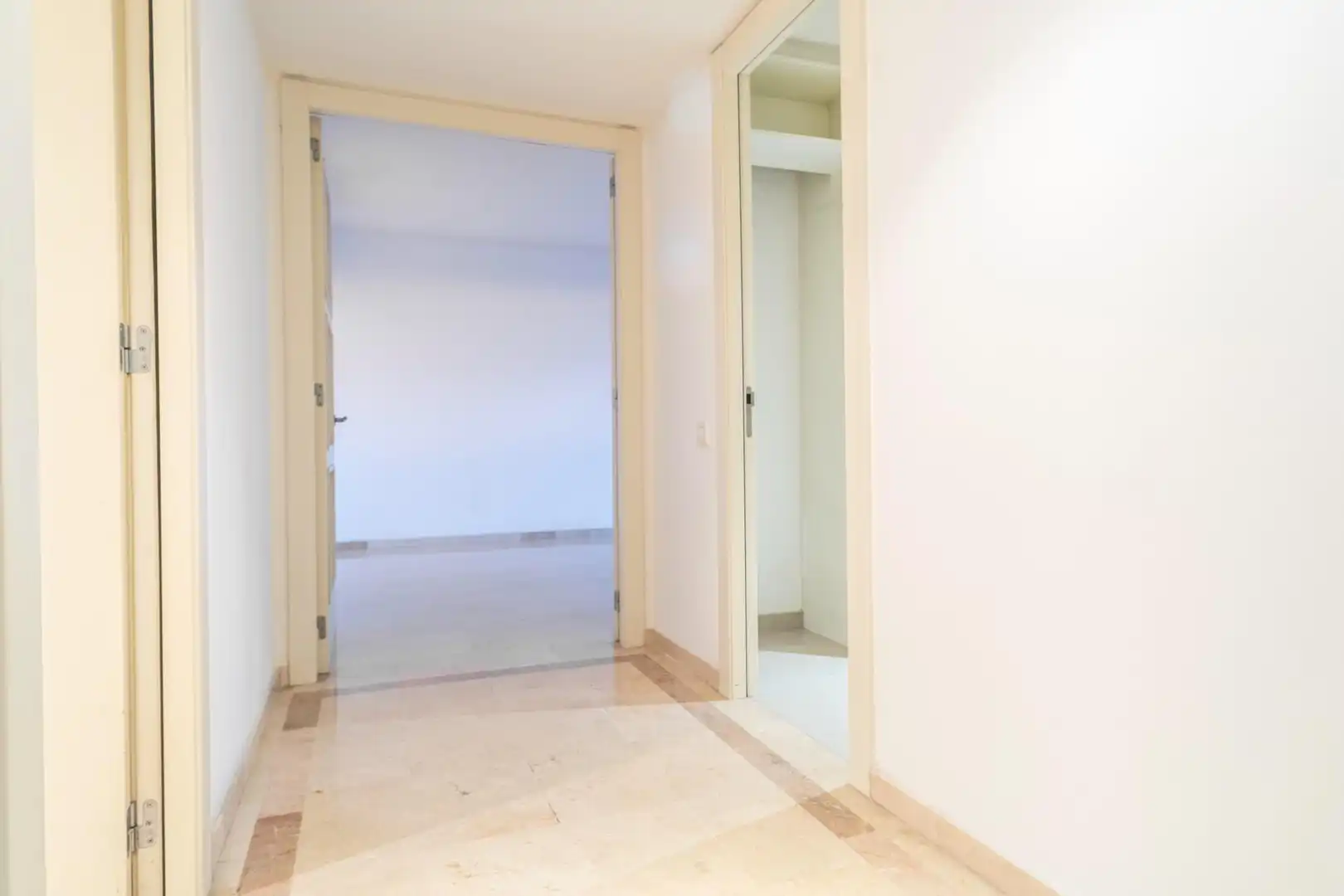 Wohnung zum Verkauf in Barcelona mit Klimaanlage, Heizung und Terrasse