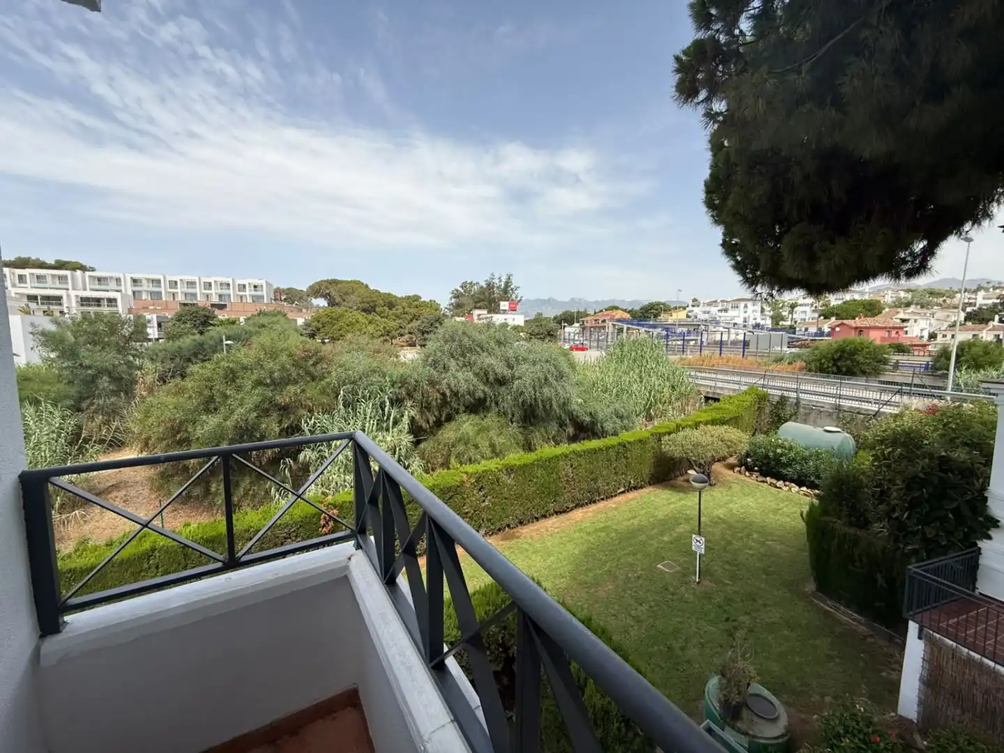 Vista exterior de Dúplex en venta en Marbella con Calefacción, Terraza y Piscina comunitaria