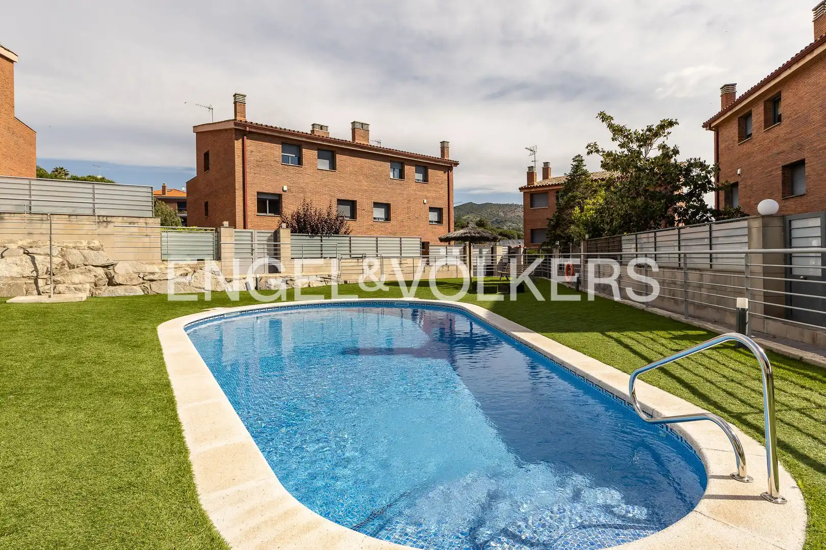 Piscina de Casa adosada de alquiler en Tiana con Aire acondicionado, Calefacción y Jardín privado