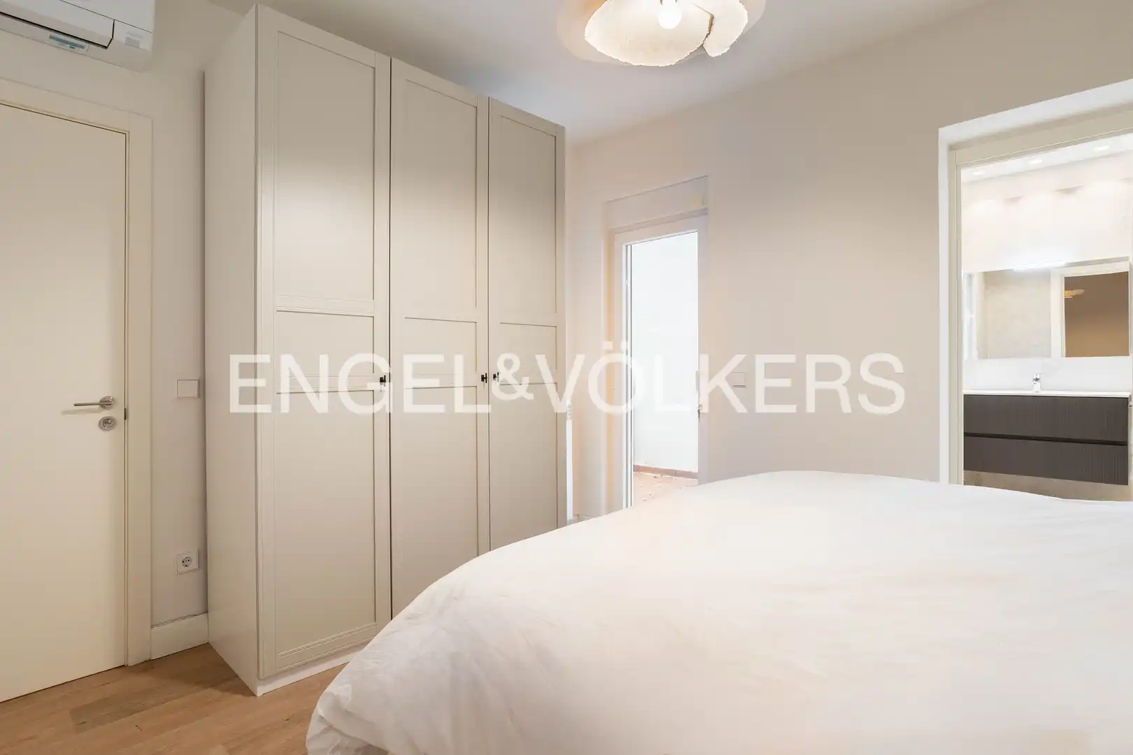 Dormitori de Apartament de lloguer en Madrid amb Aire condicionat i Calefacció