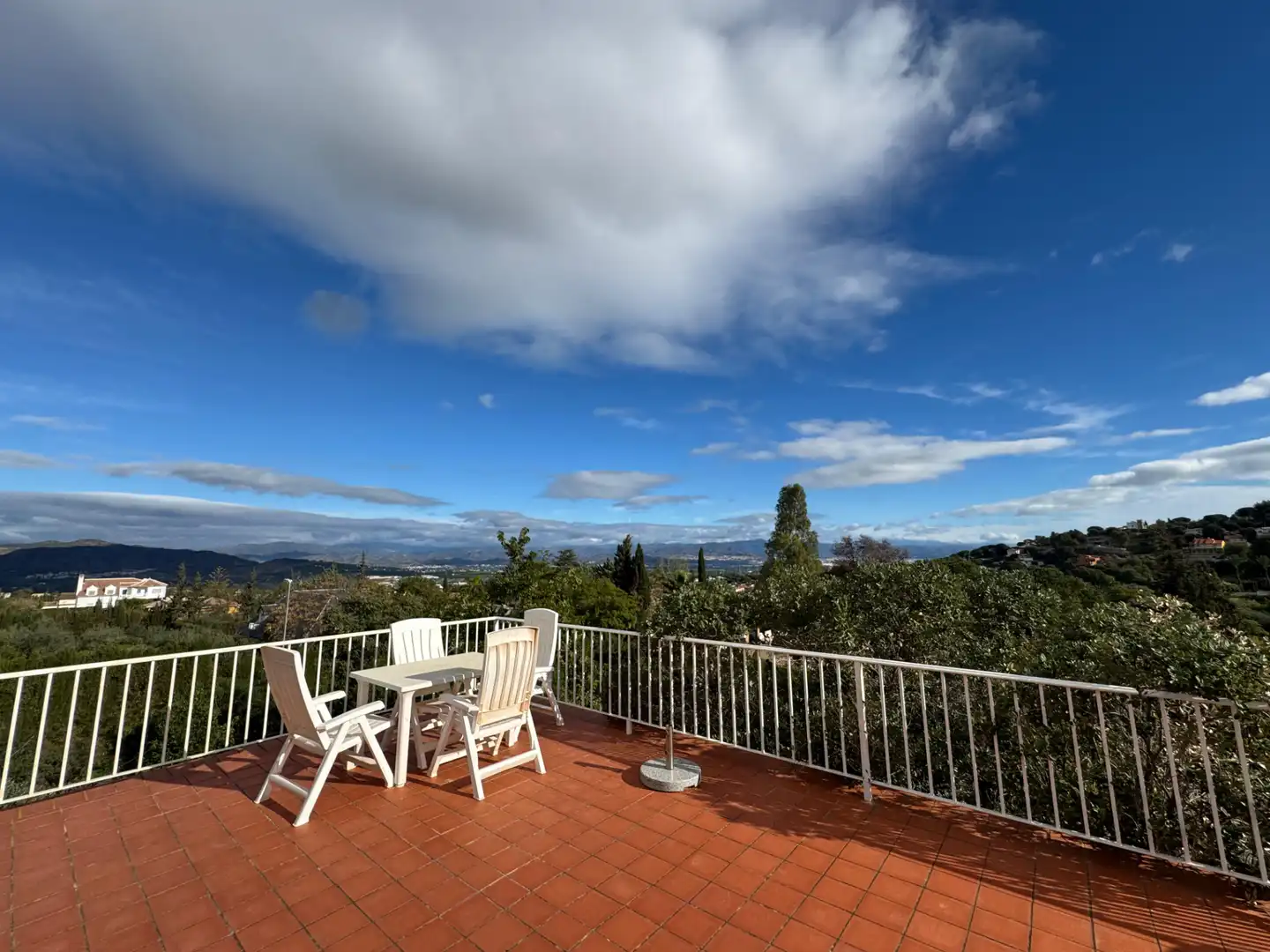 Vista exterior de Casa o xalet en venda en Alhaurín de la Torre amb Aire condicionat, Calefacció i Jardí privat