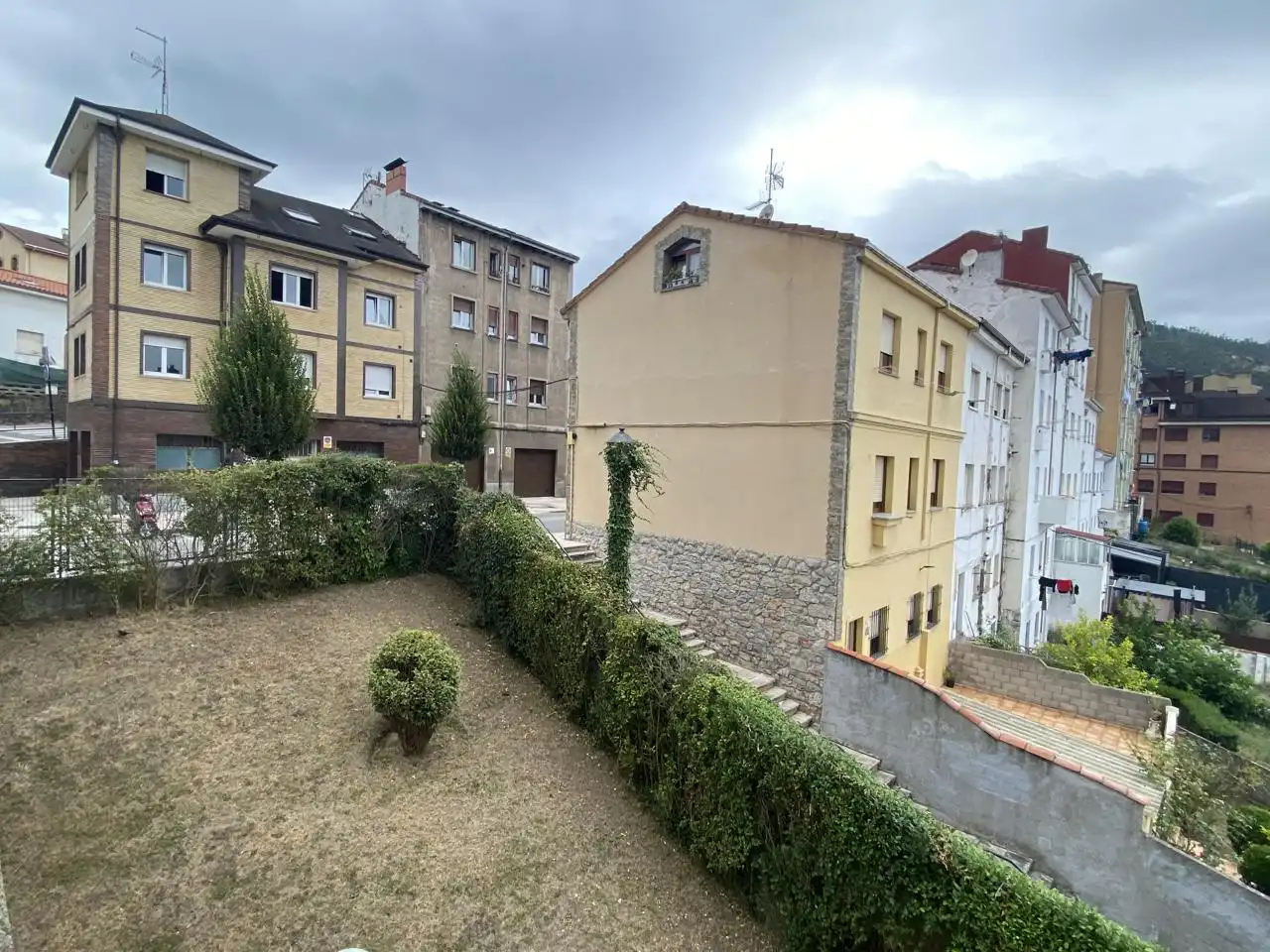 Vista exterior de Piso en venta en Oviedo  con Trastero