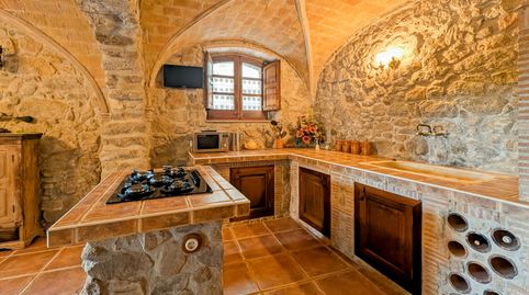 En el centro de Agullana, un pequeño pueblo de los Pirineos en la frontera francocatalana, esta casa de piedra de 1740 fue restaur, immagine 4