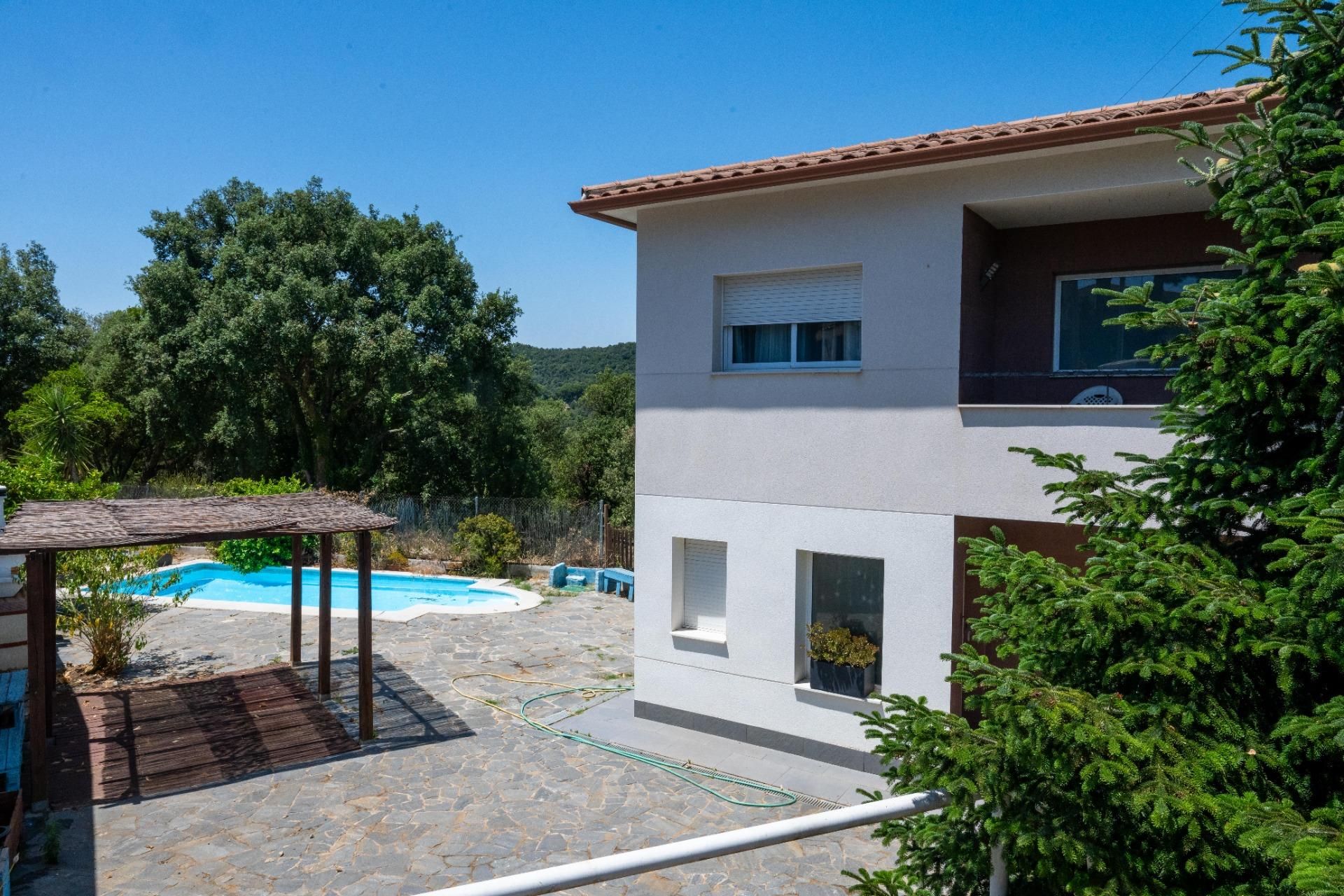 Vista exterior de Casa o xalet en venda en Sant Cebrià de Vallalta amb Aire condicionat, Jardí privat i Terrassa