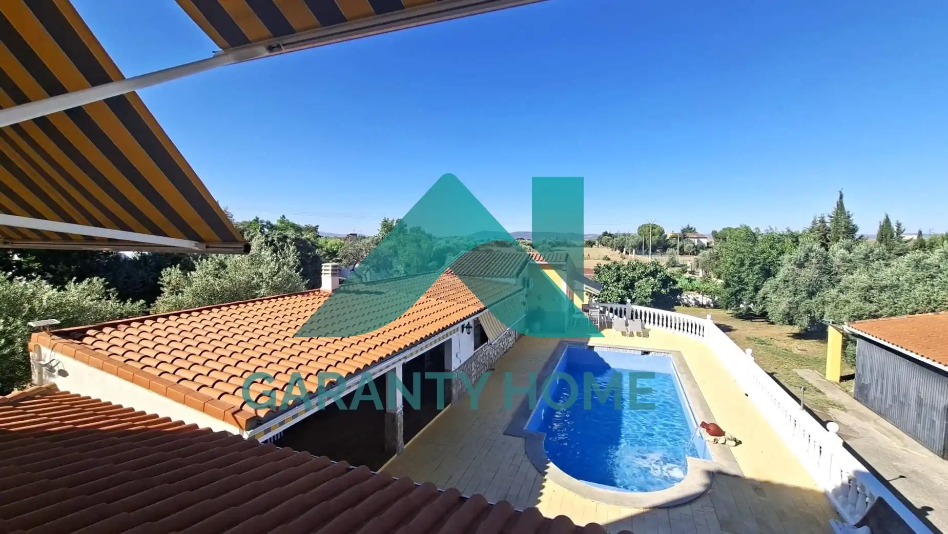 Vista exterior de Casa o xalet en venda en Malpartida de Cáceres amb Calefacció, Jardí privat i Traster