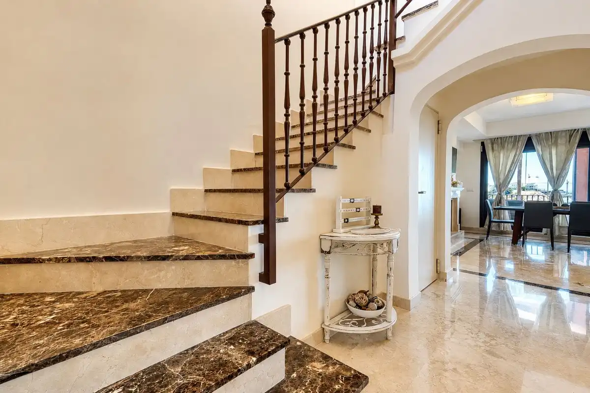 Casa adosada en venta en Estepona con Aire acondicionado, Terraza y Alarma