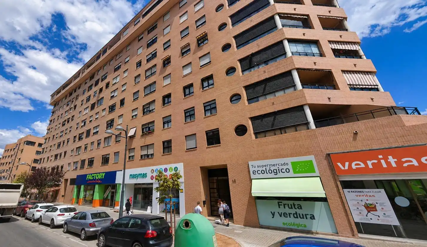 Vista exterior de Piso en venta en Valencia con Aire acondicionado, Amueblado y Piscina comunitaria