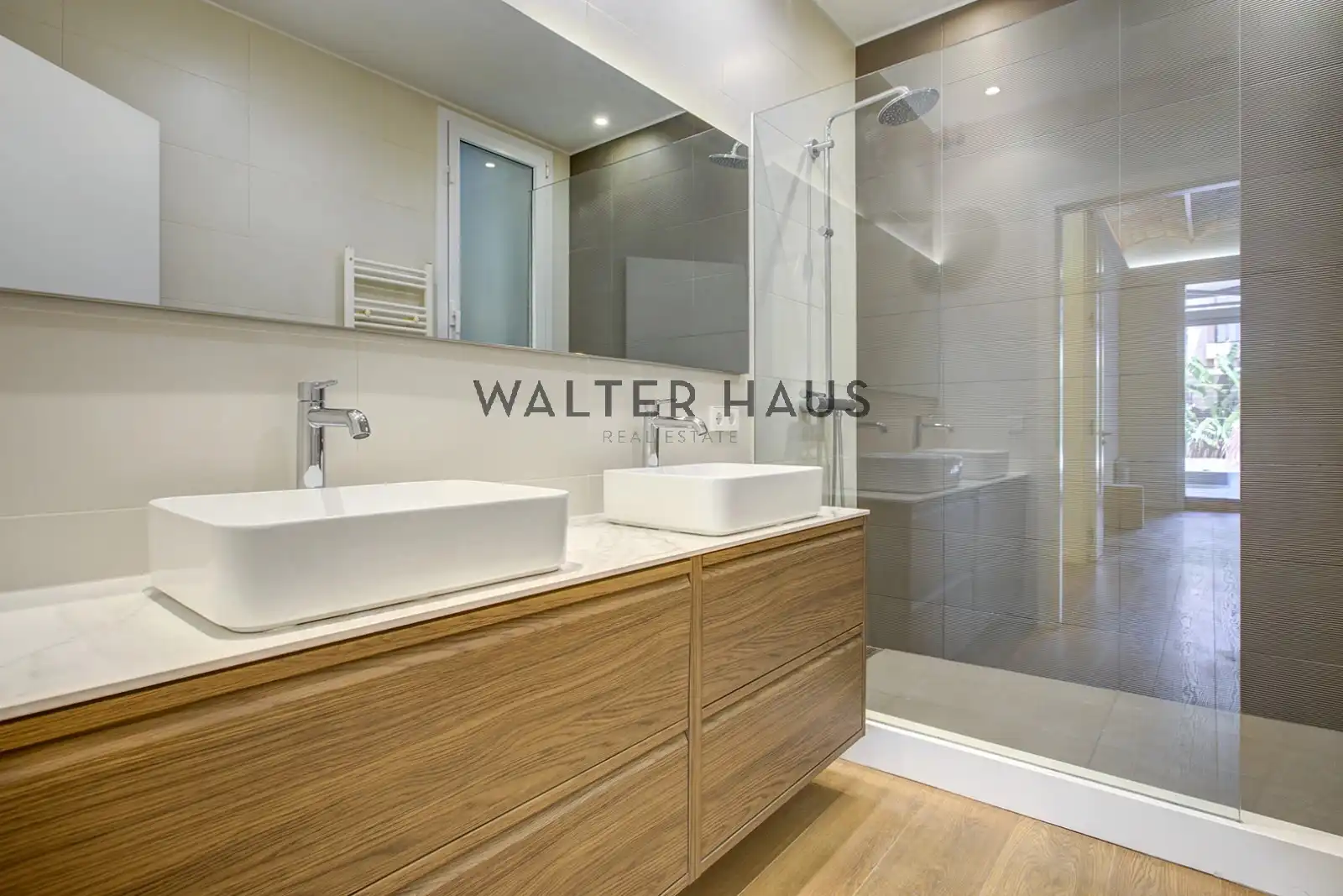 Baño de Piso en venta en Barcelona con Aire acondicionado, Terraza y Horno