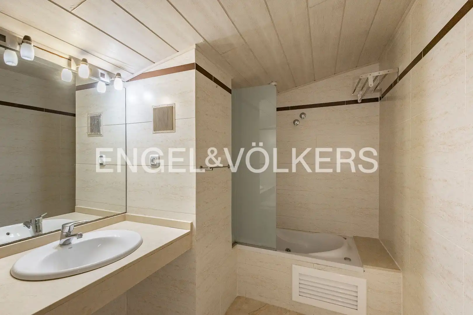 Bathroom of Attic for sale in Tarragona  with Air Conditioner, Heating and Terrace