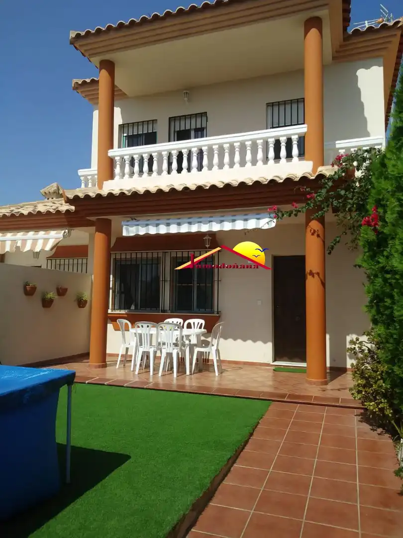 Jardí de Casa adosada en venda en Almonte amb Terrassa, Traster i Moblat