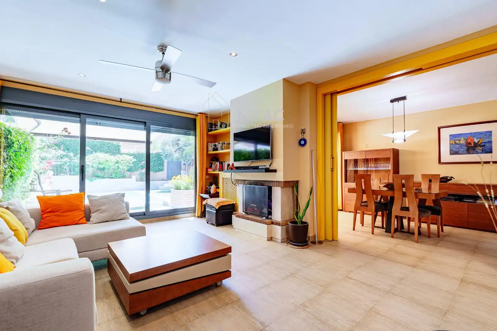 Sala de estar de Casa adosada en venta en Madrid con Aire acondicionado, Calefacción y Jardín privado