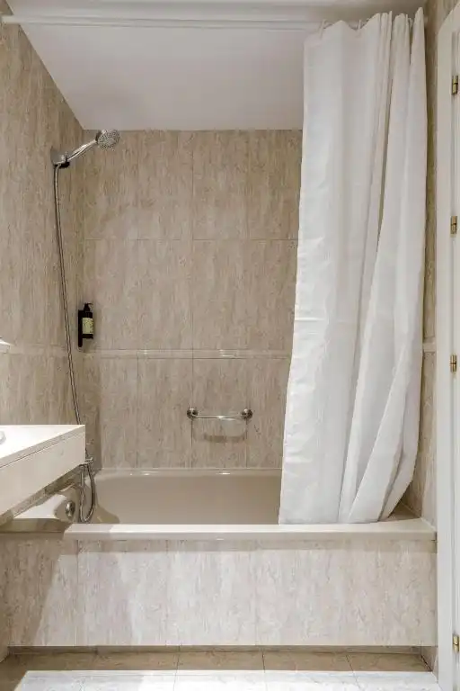 Bany de Apartament en venda en Madrid amb Aire condicionat i Moblat