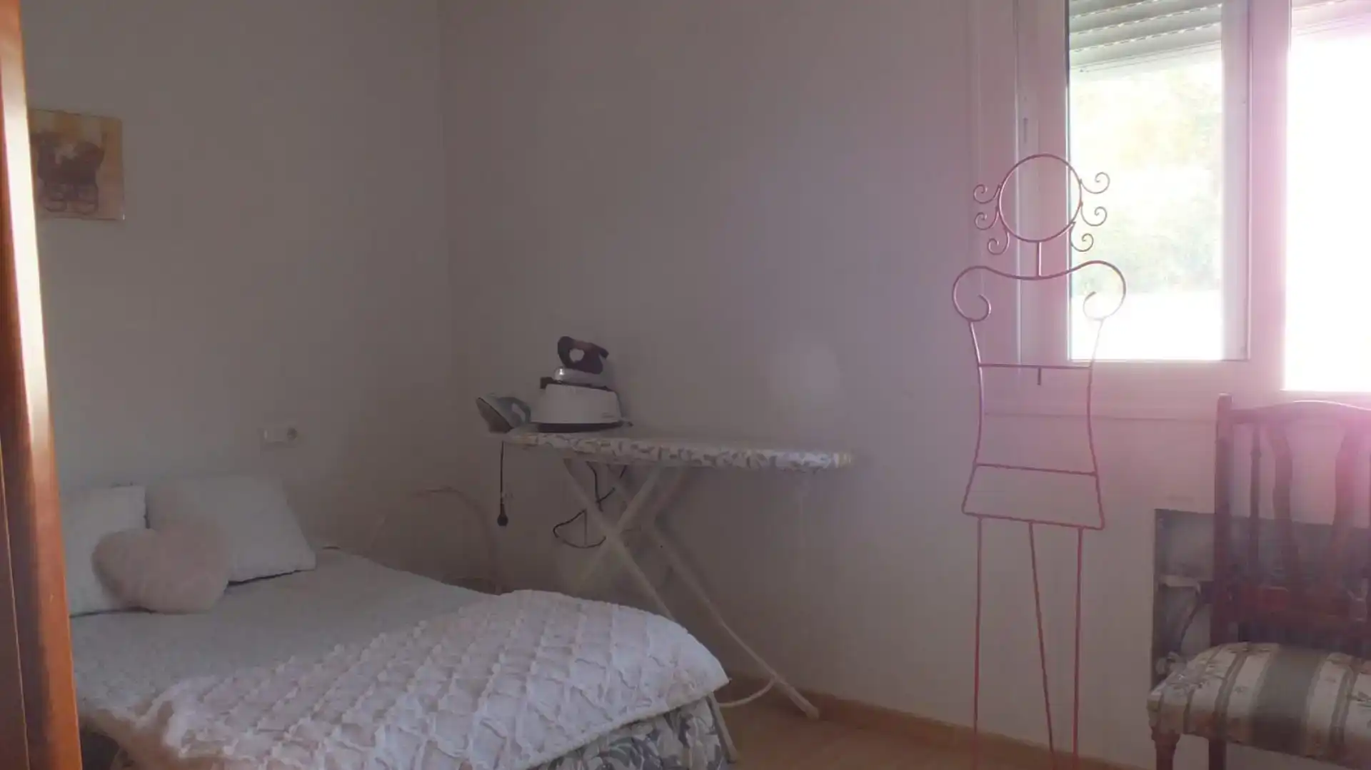 Dormitori de Casa adosada en venda en Iznájar amb Aire condicionat i Balcó