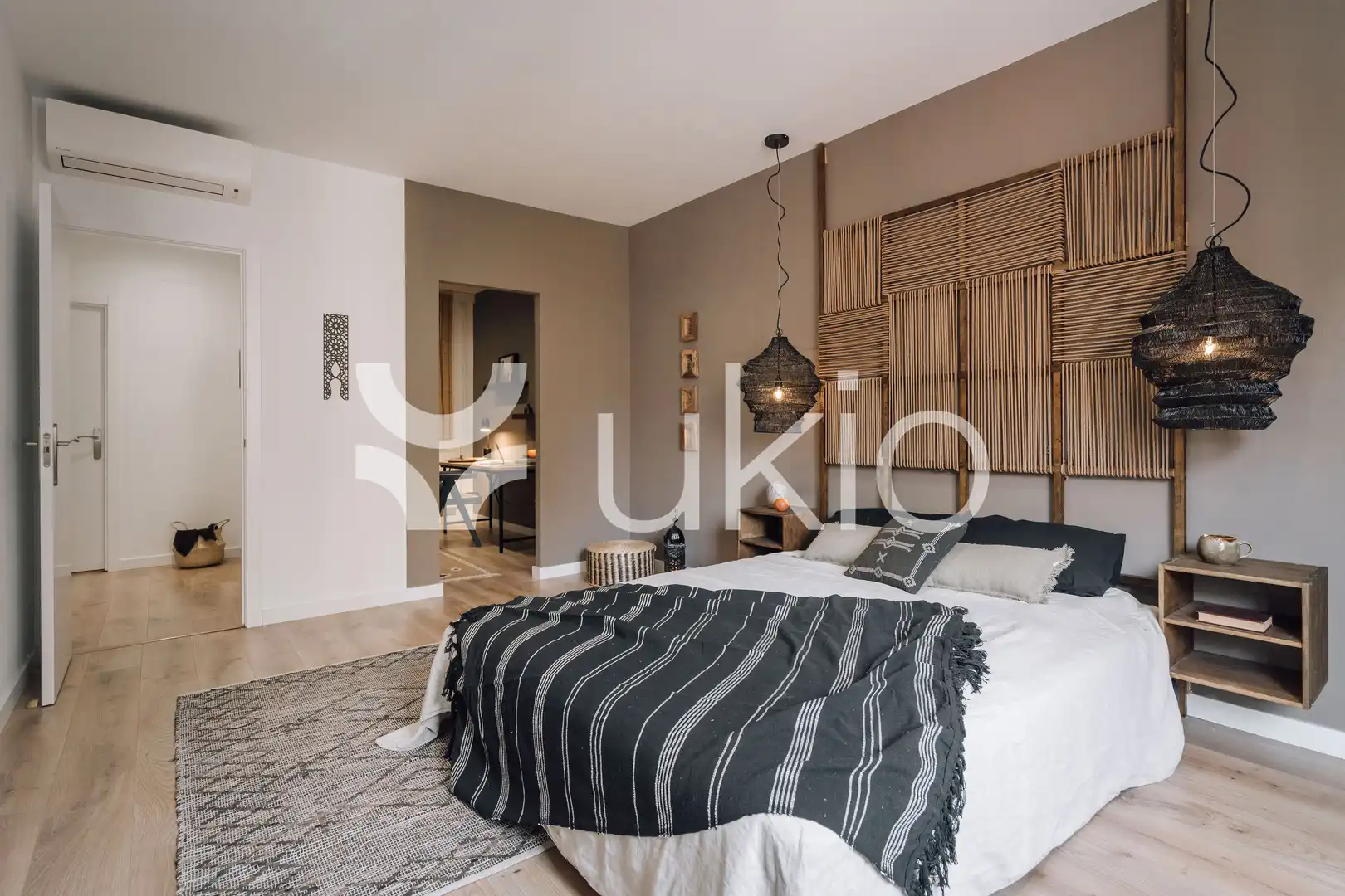 Dormitori de Apartament de lloguer en Barcelona amb Aire condicionat, Calefacció i Moblat