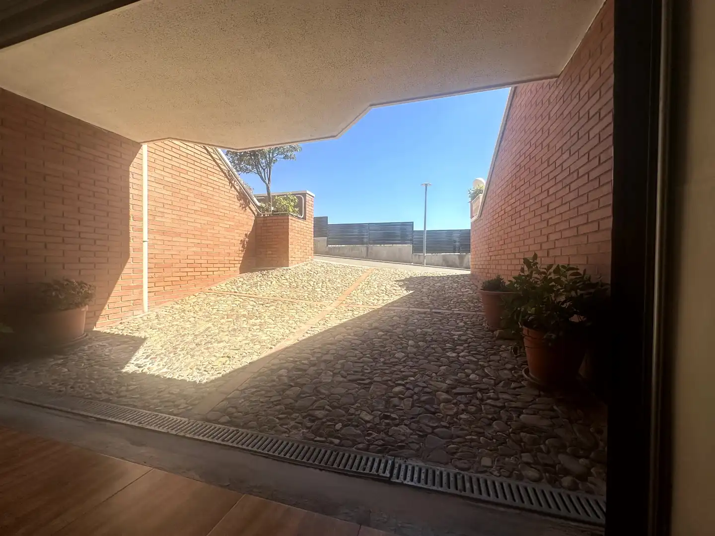 Terrasse von Einfamilien-Reihenhaus zum Verkauf in Algete mit Klimaanlage, Heizung und Privatgarten