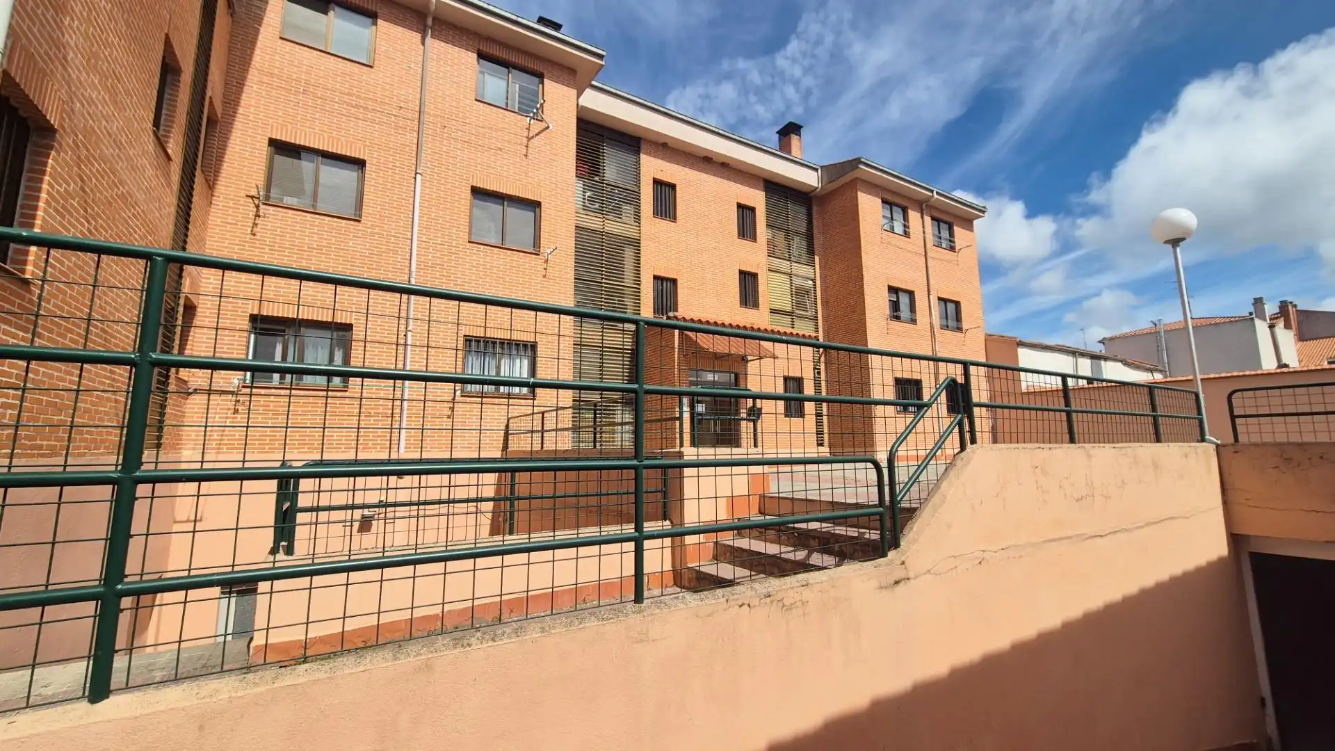 Vista exterior de Pis en venda en Castellanos de Moriscos amb Calefacció, Traster i Balcó