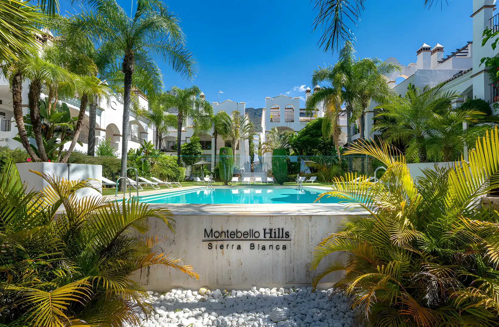 Vista exterior de Planta baixa en venda en Marbella amb Aire condicionat, Terrassa i Piscina