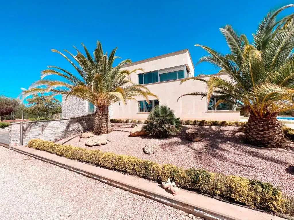 Vista exterior de Casa o xalet en venda en Yecla amb Aire condicionat, Calefacció i Jardí privat
