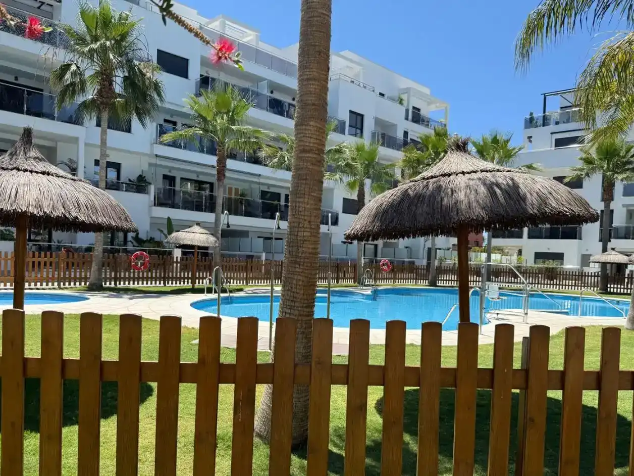Außenansicht von Wohnung zur Miete in Motril mit Klimaanlage, Schwimmbad und Balkon