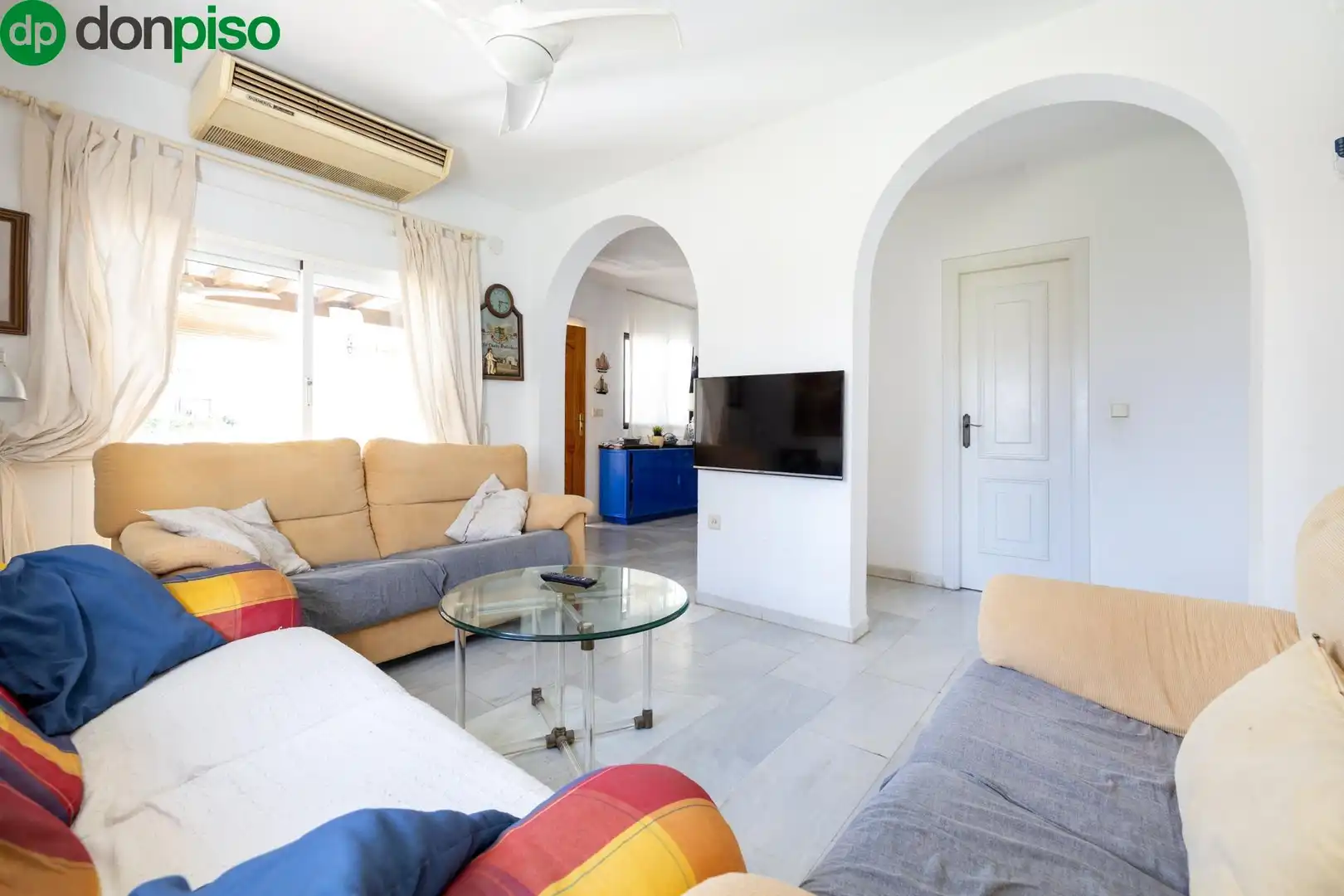 Sala d'estar de Casa adosada en venda en Motril amb Aire condicionat, Moblat i Balcó