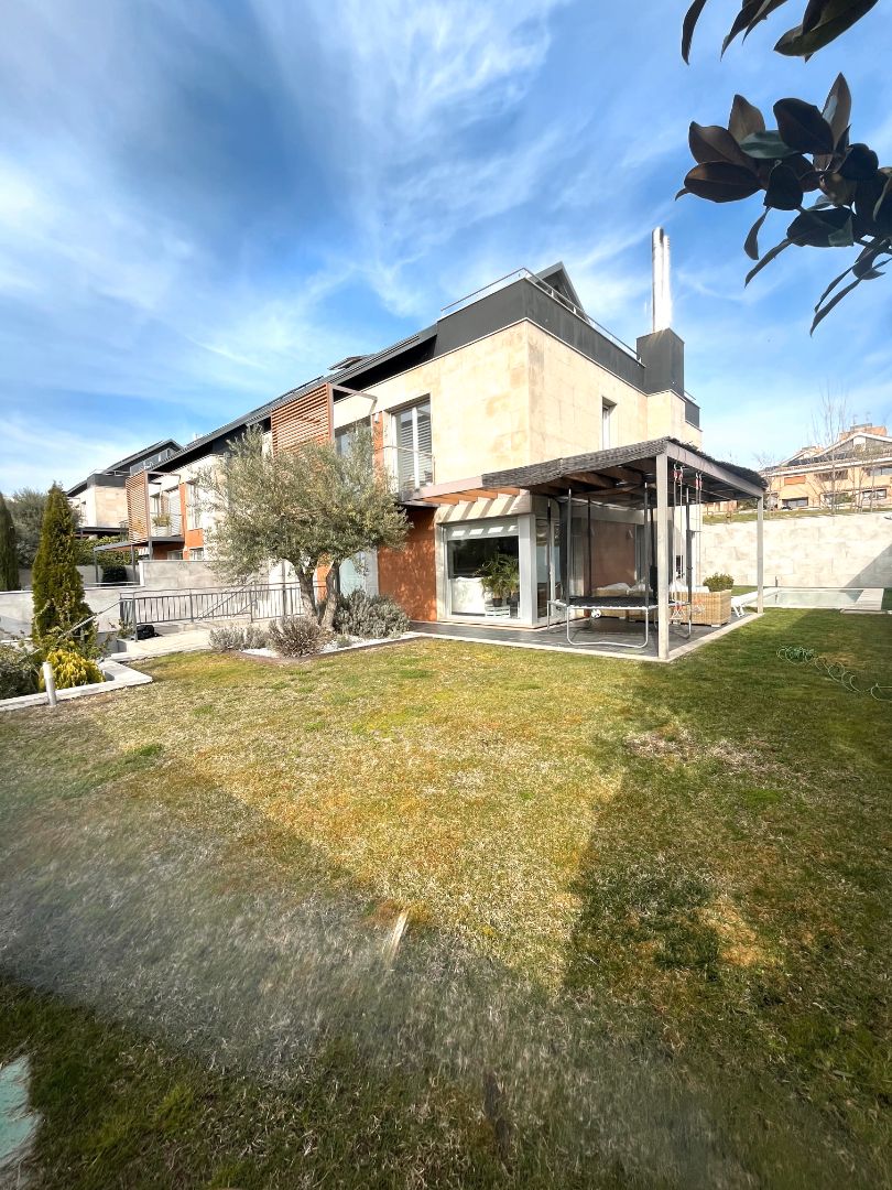 Vista exterior de Casa o xalet en venda en Las Rozas de Madrid amb Aire condicionat, Calefacció i Jardí privat