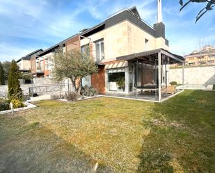 Vista exterior de Casa o xalet en venda en Las Rozas de Madrid amb Aire condicionat, Calefacció i Jardí privat