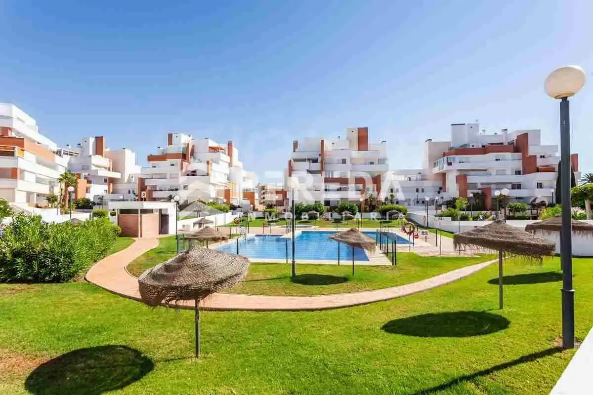 Vista exterior de Apartament en venda en Roquetas de Mar amb Aire condicionat, Jardí privat i Terrassa