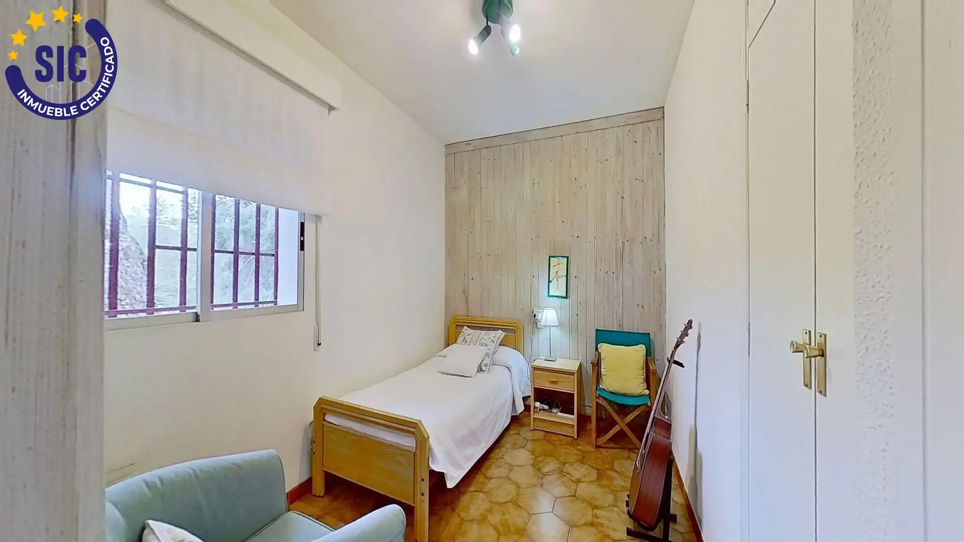 Dormitori de Casa o xalet en venda en Chiva amb Jardí privat, Terrassa i Traster