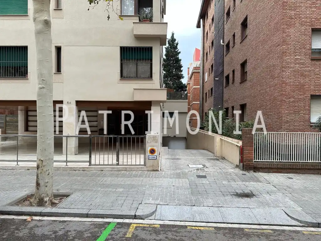 Vista exterior de Garatge en venda en Barcelona