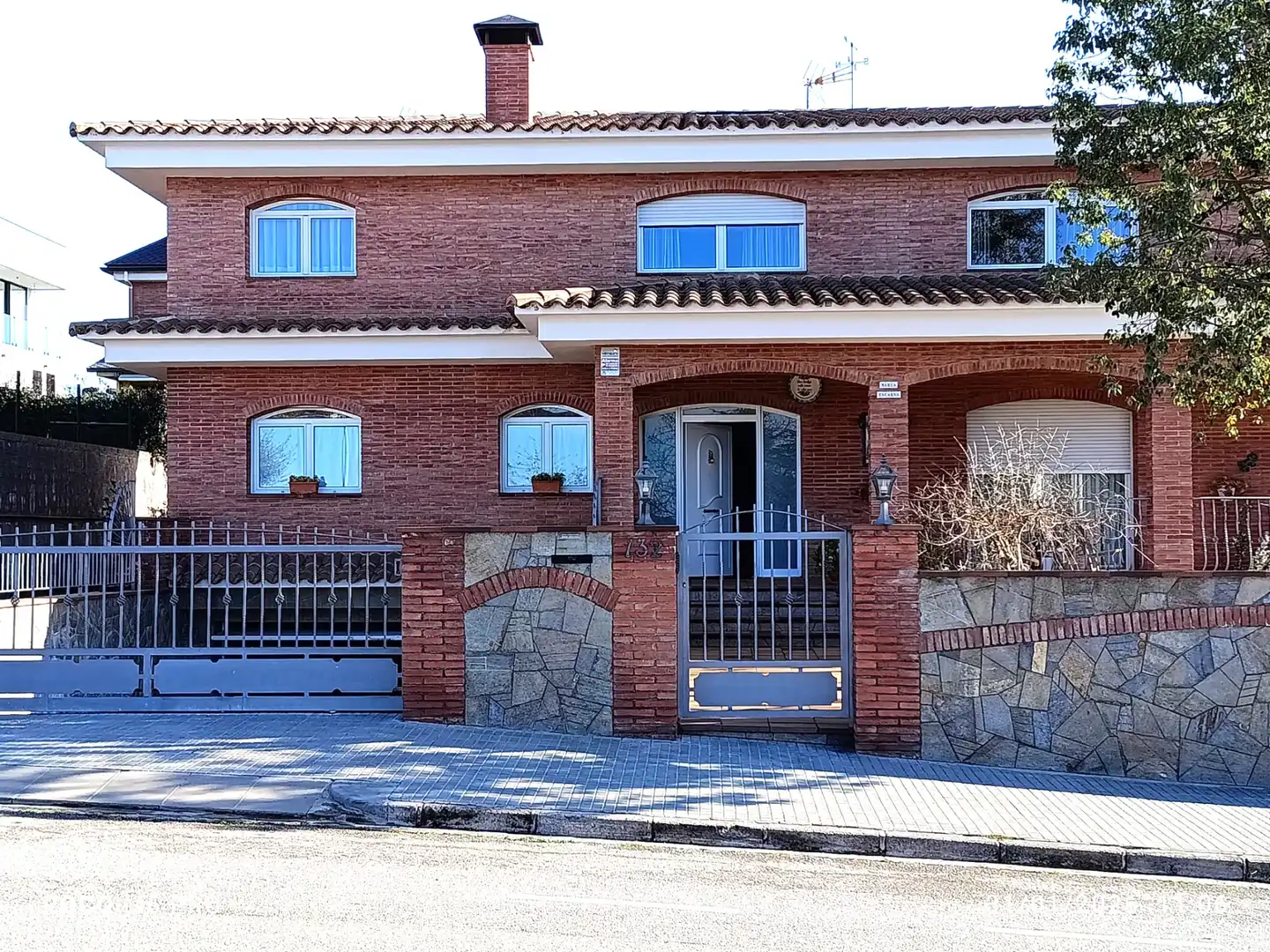 Außenansicht von Haus oder Chalet zum Verkauf in Palau-solità i Plegamans mit Heizung, Privatgarten und Terrasse