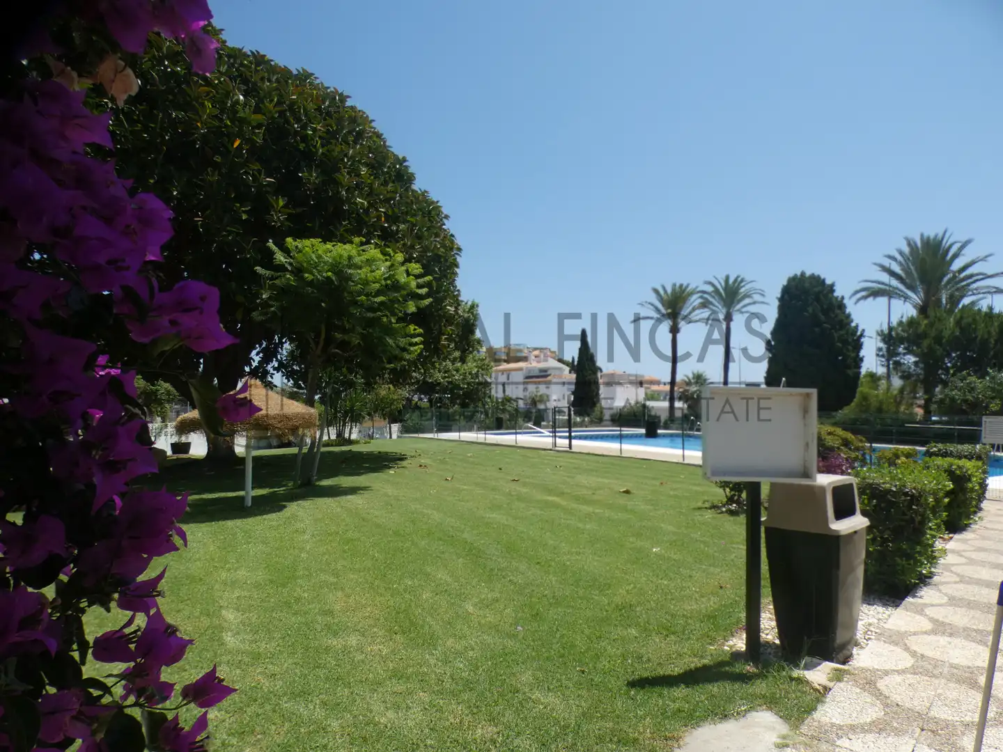 Pis amb piscina en venda a Avenida Antonio Machado 82