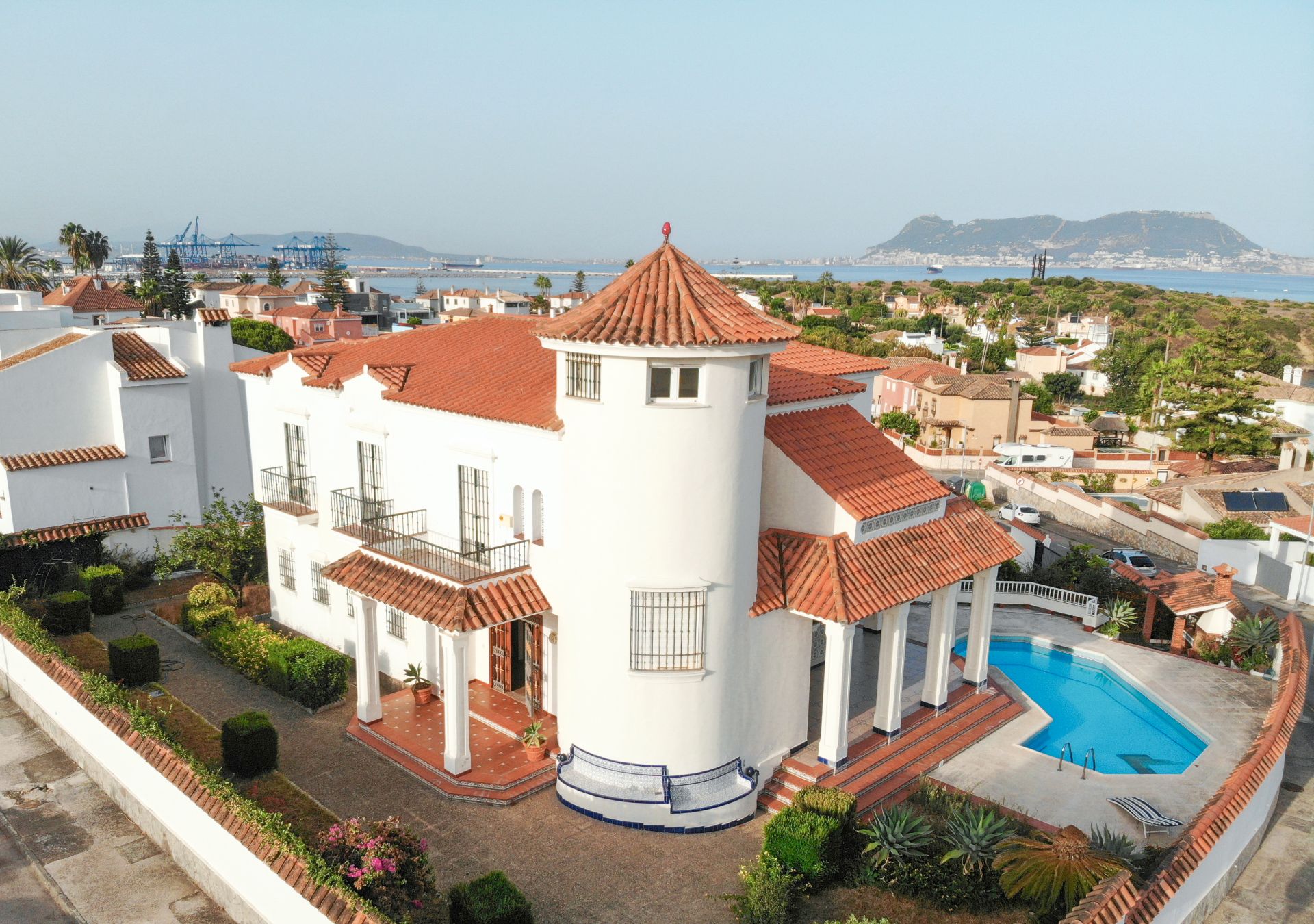 Vista exterior de Casa o xalet en venda en Algeciras amb Jardí privat, Traster i Piscina